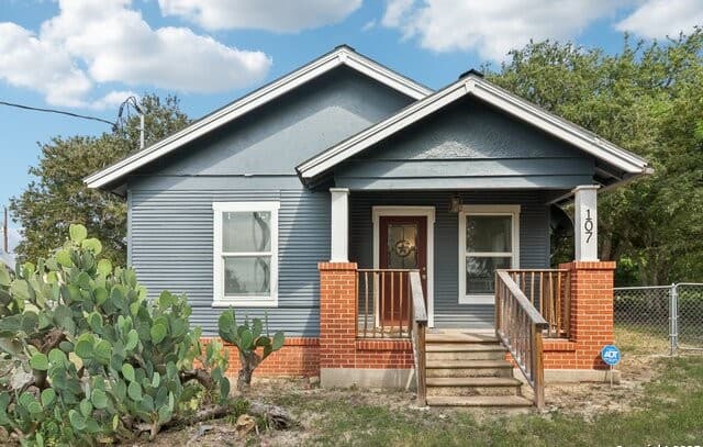 3-bedroom rental at 107 W Gilbert in Falls City, TX — photo 3