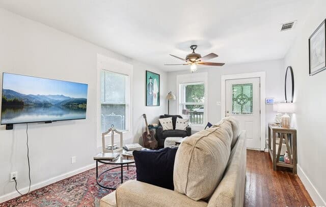 3-bedroom rental at 107 W Gilbert in Falls City, TX — photo 4