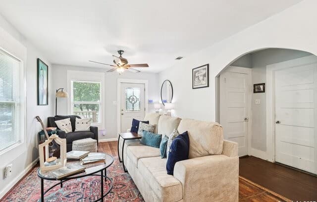 3-bedroom rental at 107 W Gilbert in Falls City, TX — photo 5