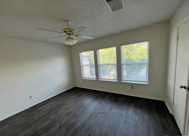 3-bedroom rental at 7242 Artisan Lane in San Antonio, TX — photo 4