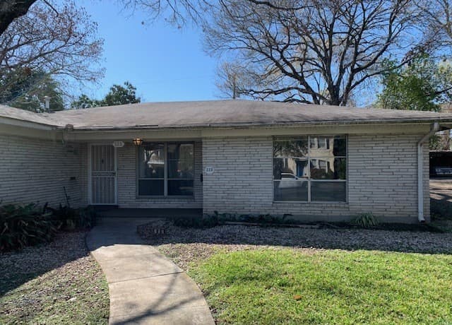 2-bedroom rental at 222 E Lullwood Ave #220 Unit 220 in San Antonio, TX — photo 2