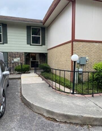 3-bedroom rental at 5010 Arbor Ridge Dr in San Antonio, TX — photo 2