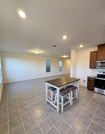 5-bedroom rental at 10643 W Military Unit UNIT 37 in San Antonio, TX — photo 5