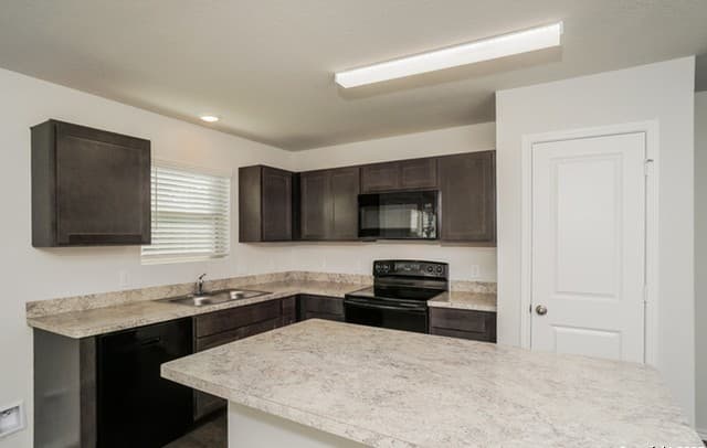3-bedroom rental at 9435 Dogwood Hill in San Antonio, TX — photo 3