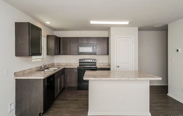3-bedroom rental at 9435 Dogwood Hill in San Antonio, TX — photo 5
