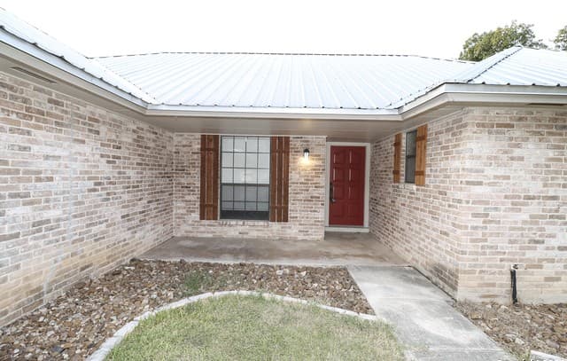 3-bedroom rental at 7227 Trace Buckle in San Antonio, TX — photo 2