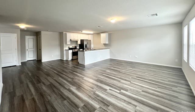 4-bedroom rental at 7019 Declan in San Antonio, TX — photo 2