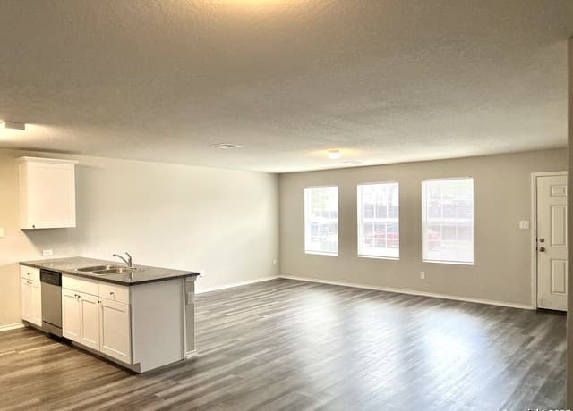 4-bedroom rental at 7019 Declan in San Antonio, TX — photo 5