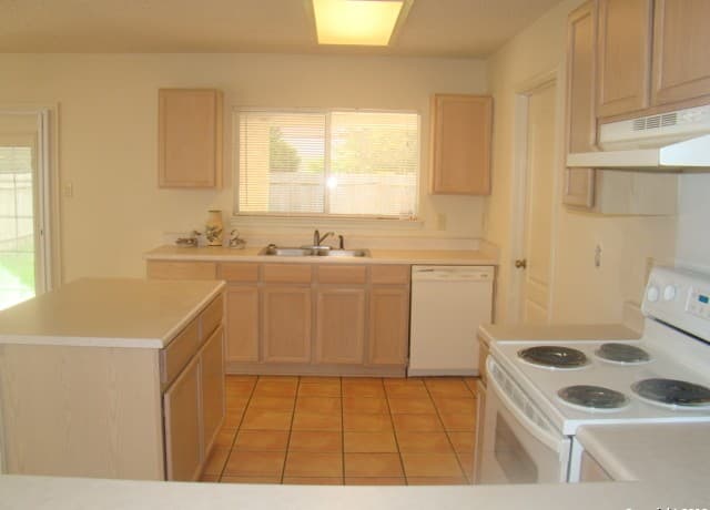 3-bedroom rental at 7011 Mary Todd in San Antonio, TX — photo 4