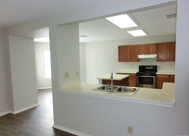 3-bedroom rental at 10646 Cavelier Point in San Antonio, TX — photo 4
