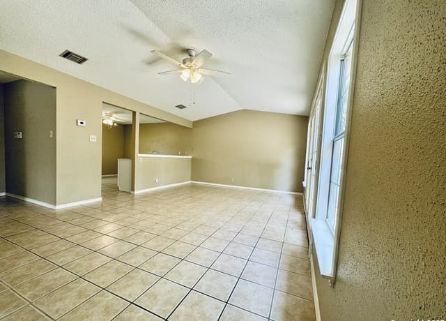 3-bedroom rental at 5846 Sun Farm in San Antonio, TX — photo 3