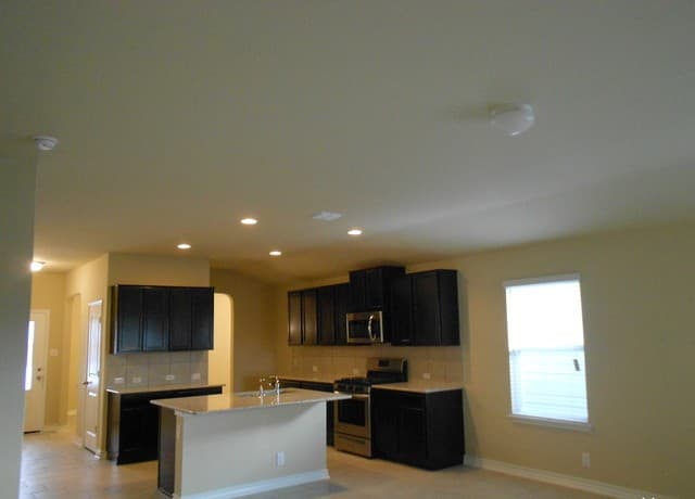 3-bedroom rental at 9027 Mustang Pass in San Antonio, TX — photo 3