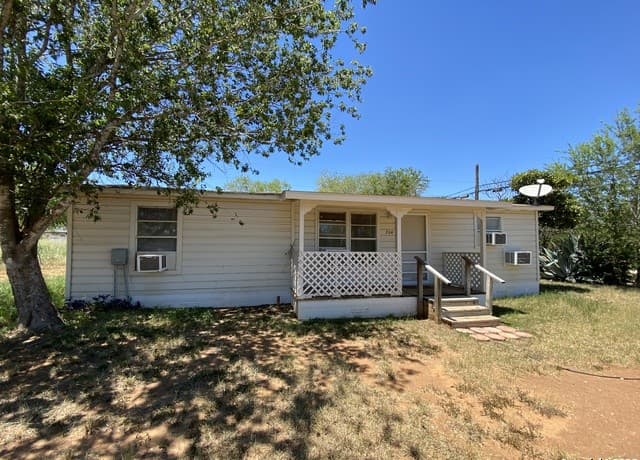 3-bedroom rental at 204 Campbell in Jourdanton TX