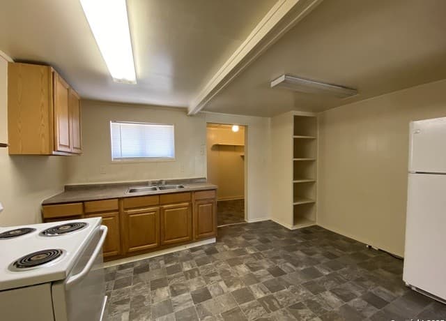 3-bedroom rental at 204 Campbell in Jourdanton, TX — photo 3
