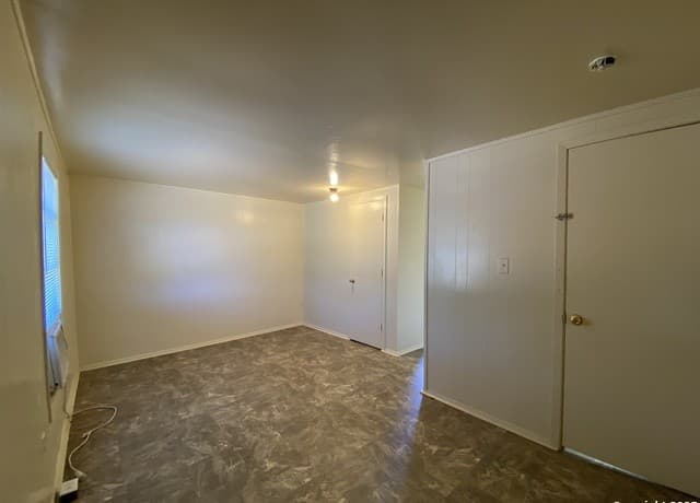 3-bedroom rental at 204 Campbell in Jourdanton, TX — photo 4