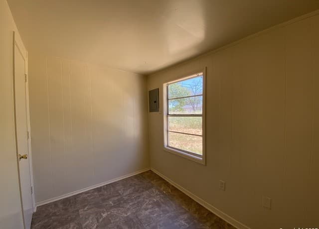 3-bedroom rental at 204 Campbell in Jourdanton, TX — photo 5