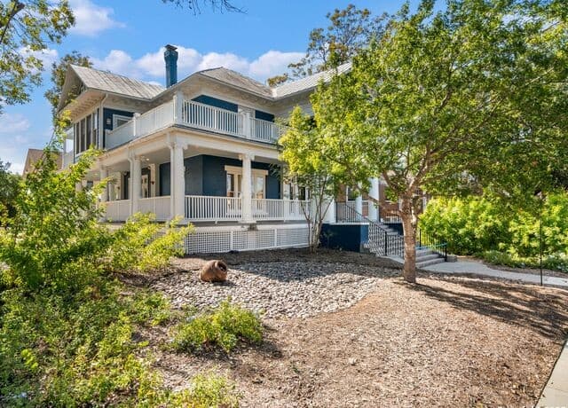4-bedroom rental at 702 W French Pl in San Antonio, TX — photo 2