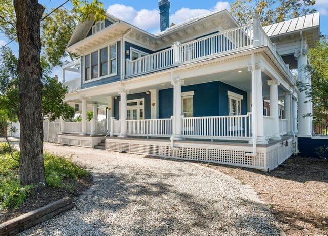 4-bedroom rental at 702 W French Pl in San Antonio, TX — photo 3