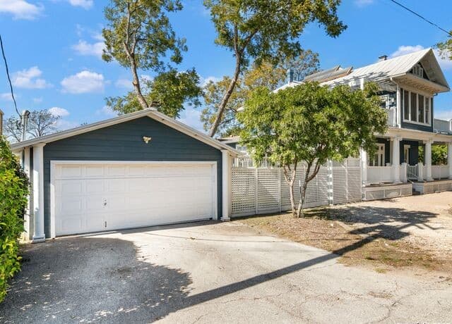 4-bedroom rental at 702 W French Pl in San Antonio, TX — photo 4