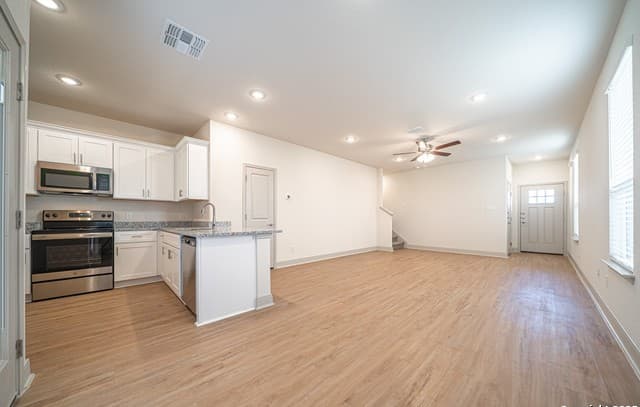 3-bedroom rental at 7545 Briarwood Pass Unit 101 in San Antonio, TX — photo 3