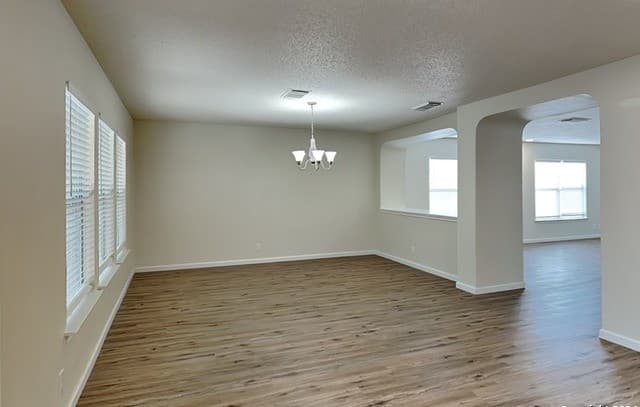 3-bedroom rental at 9603 Silver Crown in San Antonio, TX — photo 5