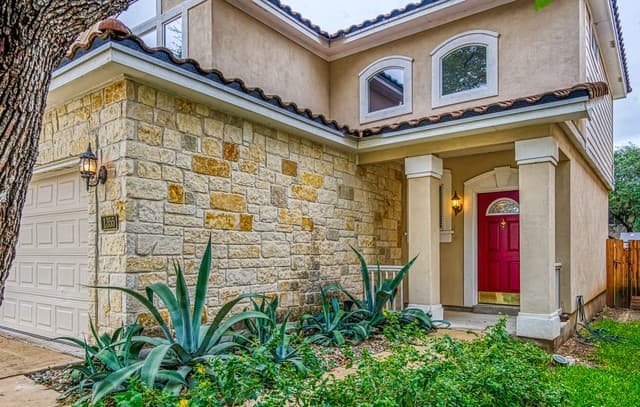 3-bedroom rental at 8439 Blackstone Cove in Converse, TX — photo 3