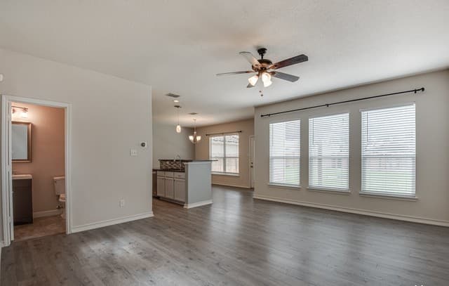 3-bedroom rental at 8439 Blackstone Cove in Converse, TX — photo 4