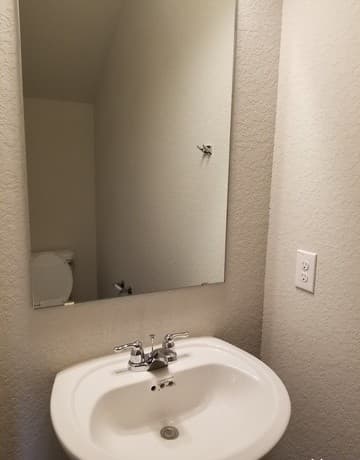 4-bedroom rental at 7930 Oak Meadows Bend in San Antonio, TX — photo 4
