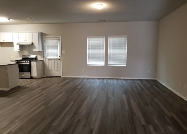 4-bedroom rental at 7930 Oak Meadows Bend in San Antonio, TX — photo 5