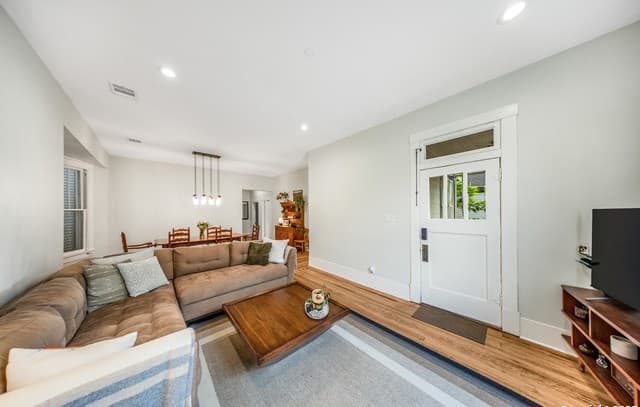 3-bedroom rental at 509 W Mistletoe Ave in San Antonio, TX — photo 3