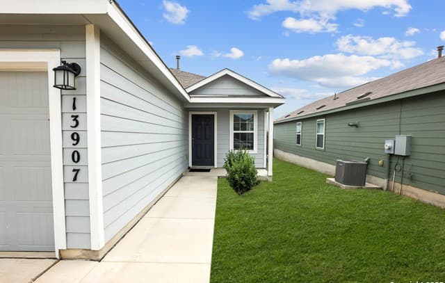 3-bedroom rental at 13907 Silos Meadows in San Antonio, TX — photo 2