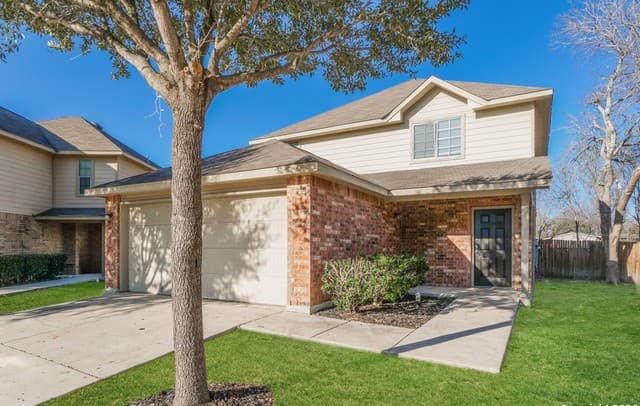 4-bedroom rental at 7055 Heathers Pond in San Antonio, TX — photo 2
