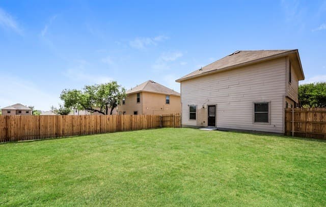 3-bedroom rental at 10610 Hunters Pond in San Antonio, TX — photo 3