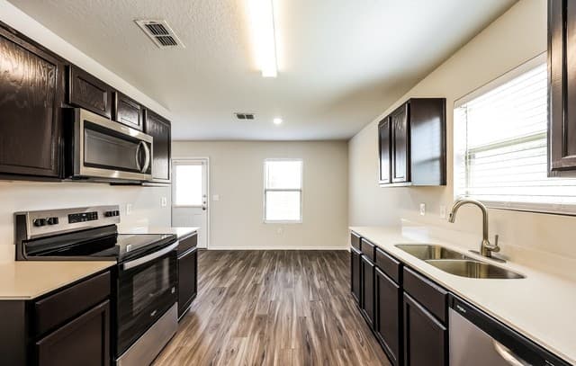 3-bedroom rental at 10610 Hunters Pond in San Antonio, TX — photo 4