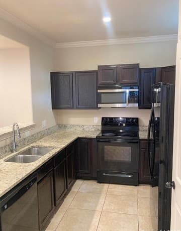 3-bedroom rental at 7030 Lakeview Unit 102 in San Antonio, TX — photo 3