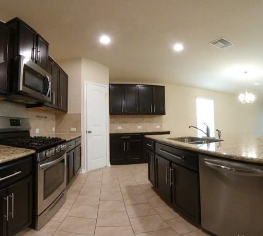4-bedroom rental at 15525 Gray Catbird in San Antonio, TX — photo 3