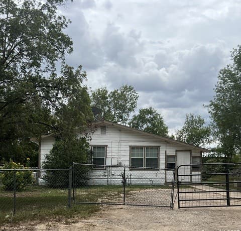 2-bedroom rental at 118 County Road 6715 in Natalia, TX — photo 2