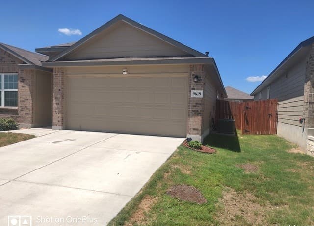 3-bedroom rental at 9619 Salers Springs in San Antonio, TX — photo 2