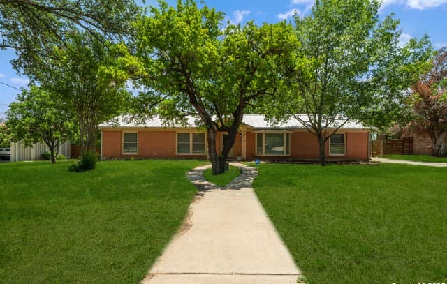 3-bedroom rental at 117 Danube in Castle Hills, TX — photo 3