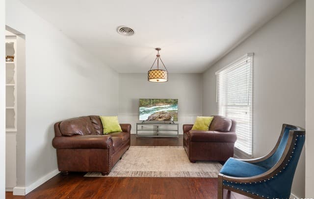 3-bedroom rental at 117 Danube in Castle Hills, TX — photo 5