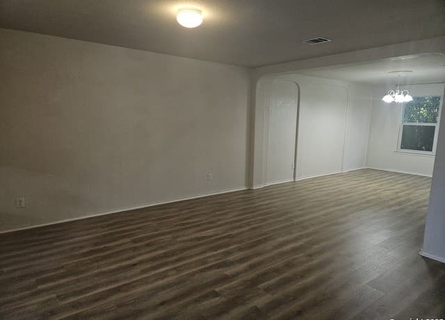 3-bedroom rental at 10602 Fairlong in San Antonio, TX — photo 4