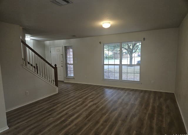 3-bedroom rental at 10602 Fairlong in San Antonio, TX — photo 5