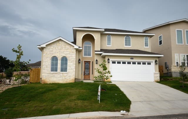 4-bedroom rental at 24418 Canyon Row in San Antonio, TX — photo 2
