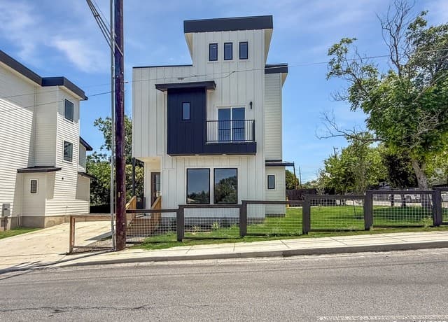 3-bedroom rental at 122 S Walters St. in San Antonio TX