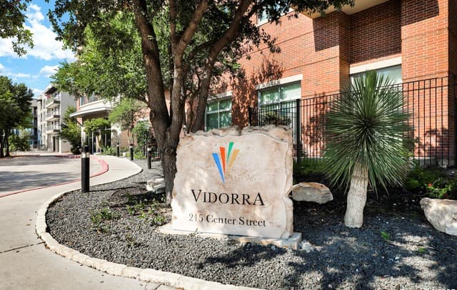2-bedroom rental at 215 N Center St Unit APT 307 in San Antonio, TX — photo 2