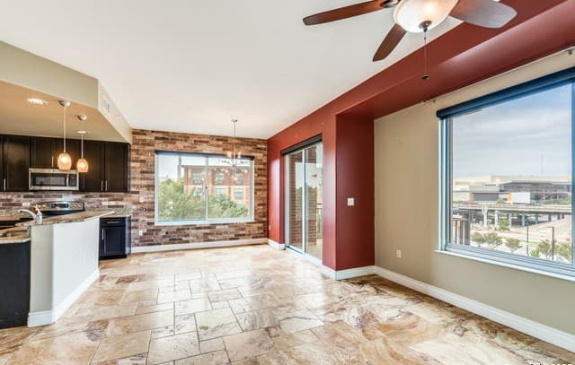 2-bedroom rental at 215 N Center St Unit APT 307 in San Antonio, TX — photo 3