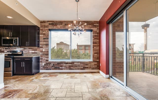 2-bedroom rental at 215 N Center St Unit APT 307 in San Antonio, TX — photo 5
