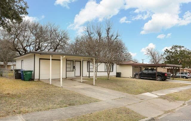 3-bedroom rental at 151 Pilgrim in San Antonio, TX — photo 2