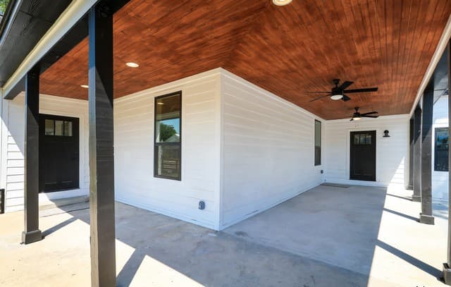3-bedroom rental at 2425 Monterey St in San Antonio, TX — photo 5