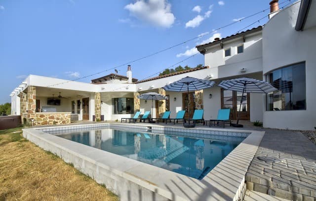 4-bedroom rental at 202 Waterstone in Boerne, TX — photo 2
